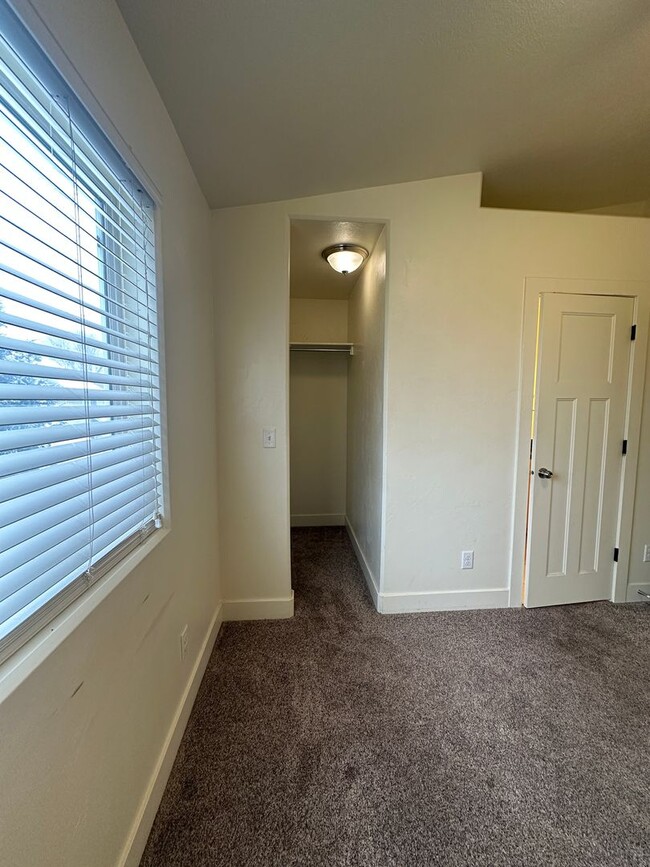 Building Photo - 2 bedroom, 2.5 bathroom townhome at Lincol...