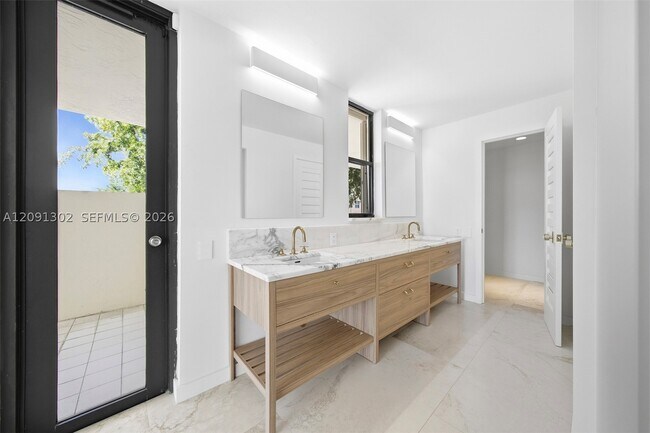 Building Photo - 2575 S Bayshore Dr