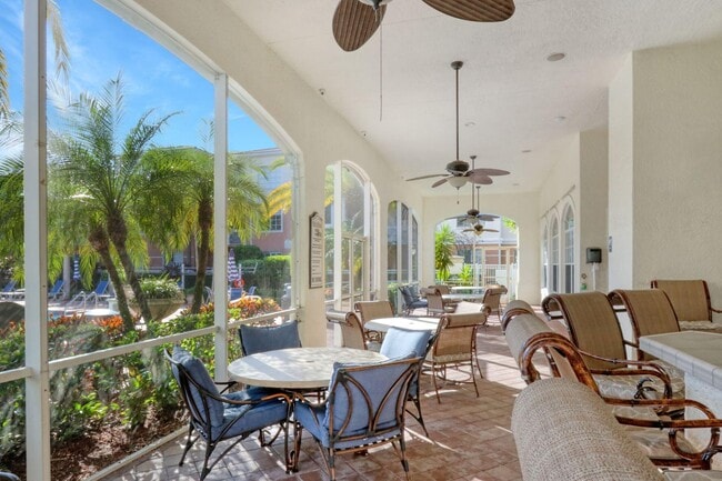 Building Photo - 3205 Myrtlewood Cir E