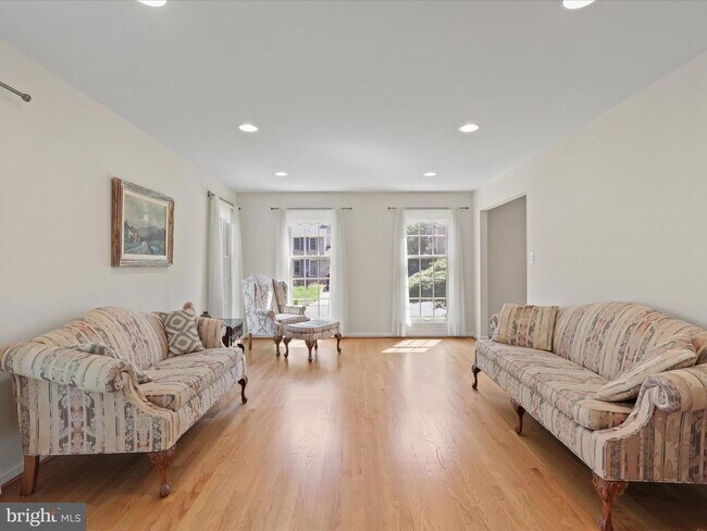 Building Photo - 9715 Ceralene Dr