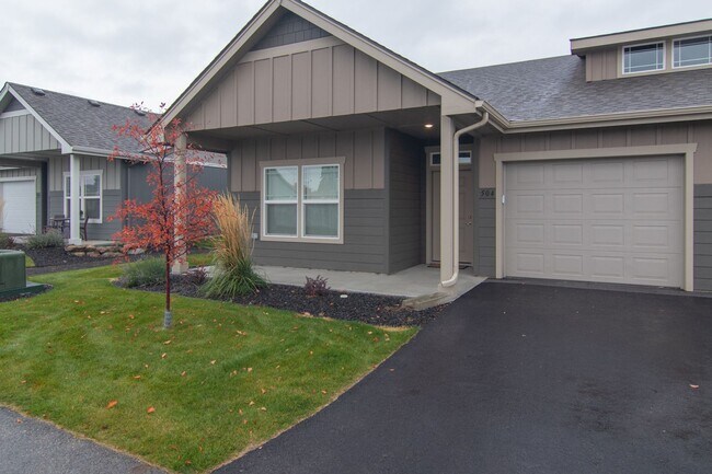 Building Photo - MOVE IN SPECIAL * FIRST MONTH FREE RENT* 2 Bed 2 Bath Single level home in Gated private community