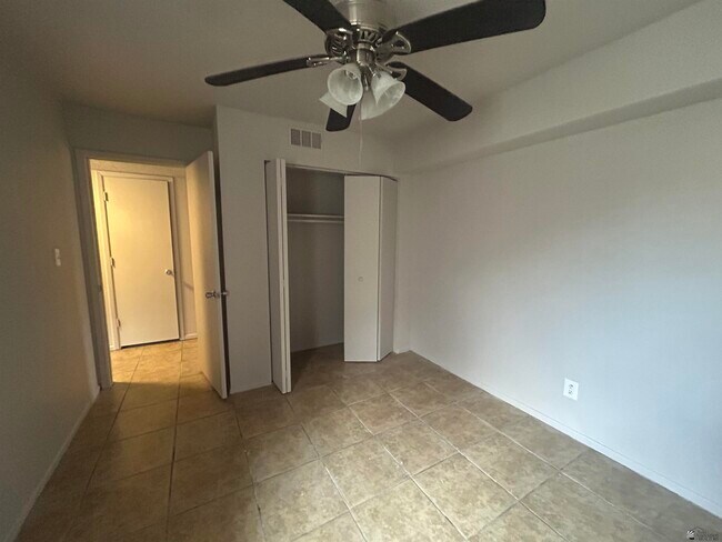 Building Photo - 143 W 27th Pl