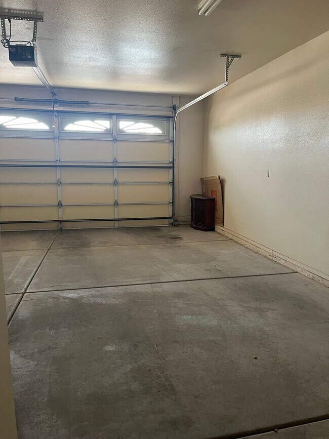 Building Photo - WINTER VACATION RENTAL - 3 Bedroom/2 Bath