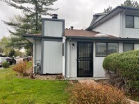 Building Photo - 3 bed 2 bath townhouse - Great Location