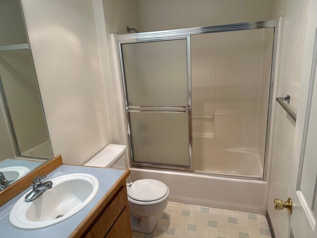 Building Photo - Quiet Eastside 3 Bdrm House, 2 Bath, All appliances in Kitchen, Attached Garage, Fenced Yard