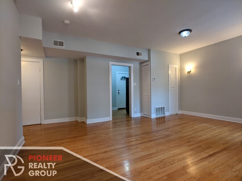 Building Photo - 4032 N Ashland Ave