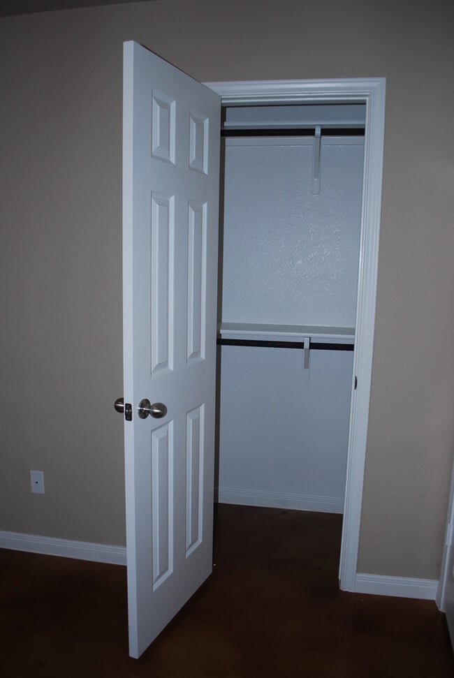 Building Photo - 1512 Dakota Ter