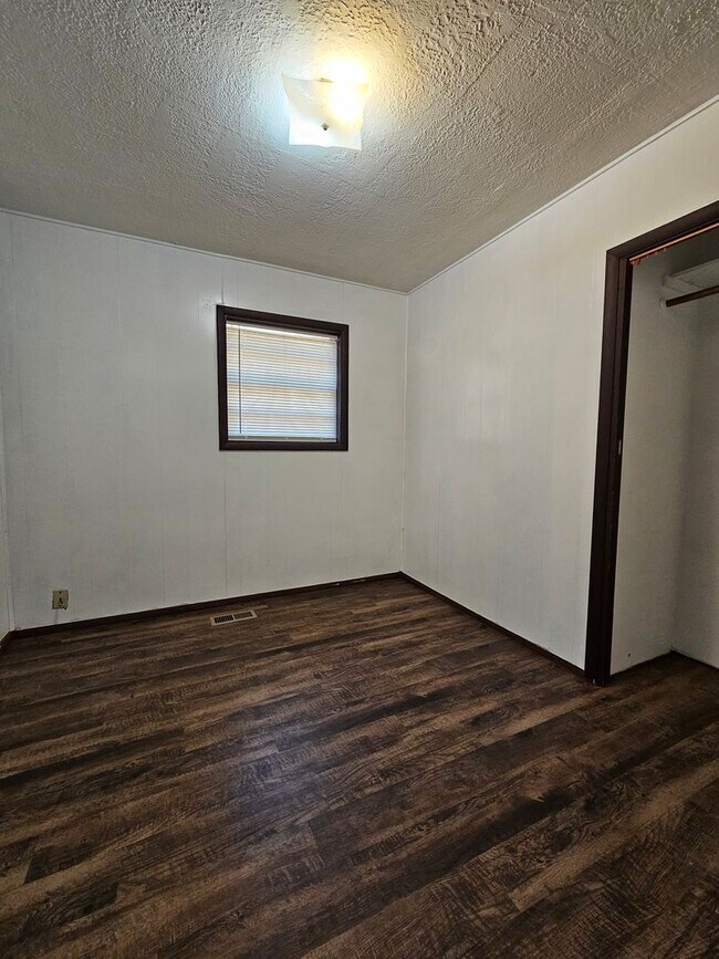 Building Photo - (3) Bed/(1) Bath in Purcell Avail NOWl!