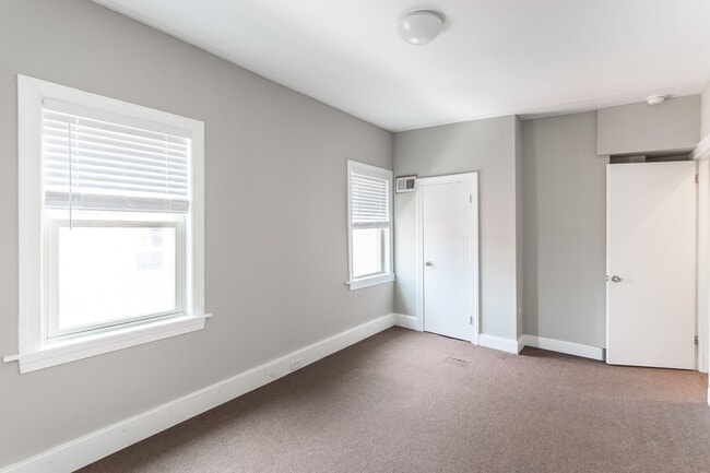 Building Photo - Three Bedroom Home in Graduate Hospital