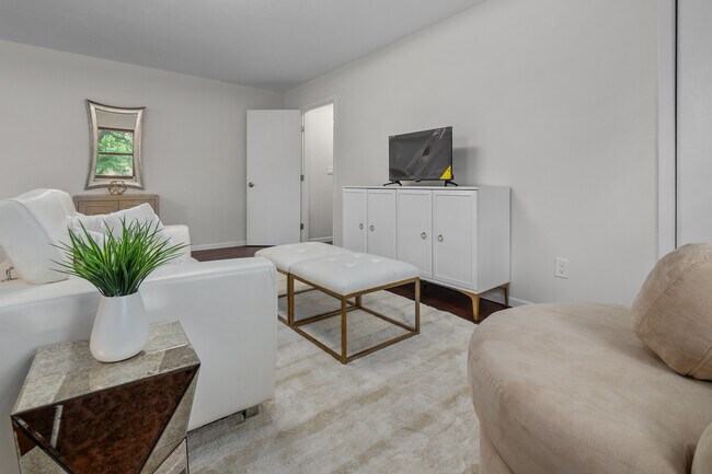 Building Photo - 1140 Manor Dr