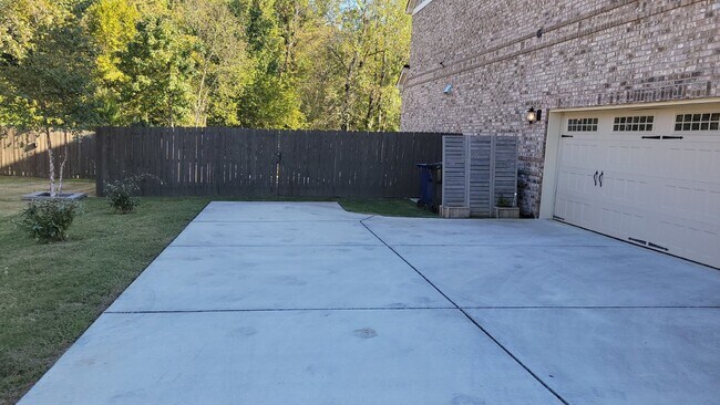 Building Photo - 130 Creekmound Dr
