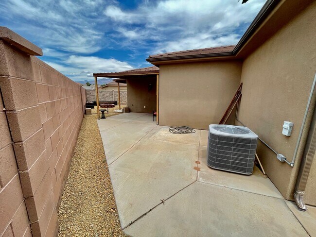 Building Photo - Pet-Friendly Three Bedroom Home in Riversi...