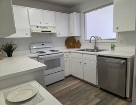 Building Photo - 1632 Tudor Ln