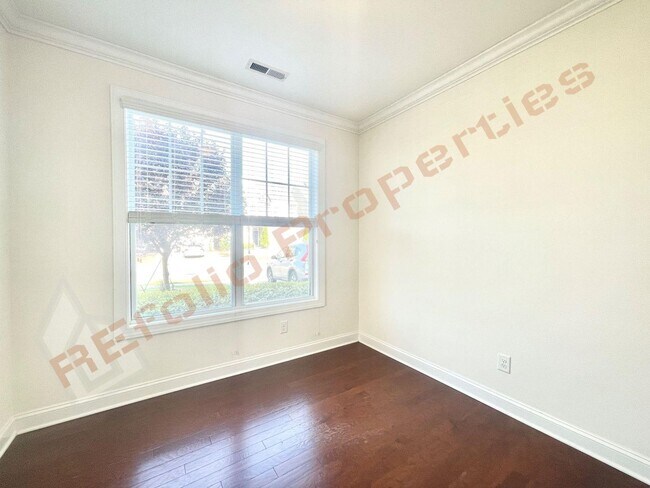 Building Photo - Beautiful 5 Bedroom End Unit Townhouse wit...