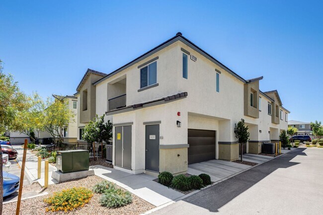 Building Photo - Modern Comfort in Las Vegas: 3-Bedroom Gem with Pool Access