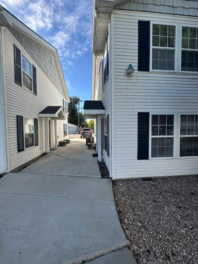 Building Photo - 122 Davis Ave