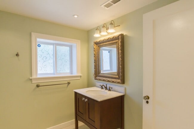 Building Photo - 5bd/4ba Seattle Home