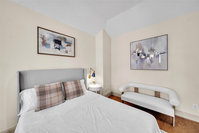 Building Photo - 2318 Camden Dr