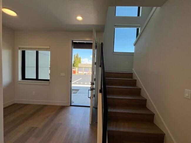 Building Photo - Gorgeous BRAND NEW Modern 2-bd/2-bath Condo in Redmond, OR!