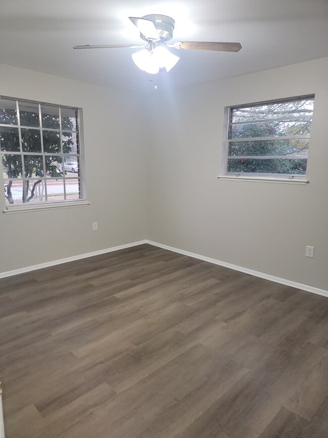 Building Photo - 2610 Demaret Dr