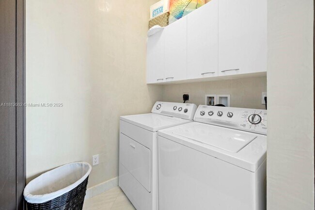 Building Photo - 16001 Collins Ave
