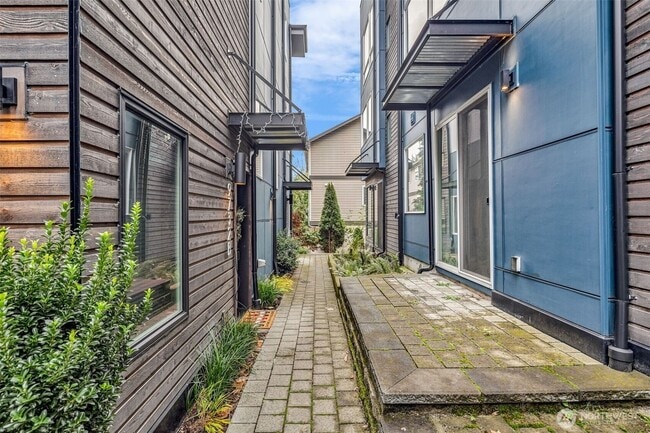 Building Photo - 9732 Woodlawn Ave N