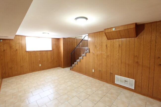 Building Photo - 3 Bedroom 2 Full Bath + Large Den - Pictur...