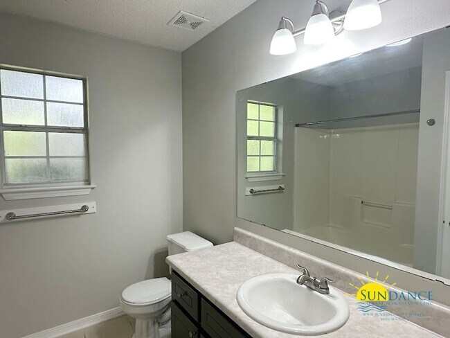 Building Photo - Open layout 3 Bedroom home in Navarre!