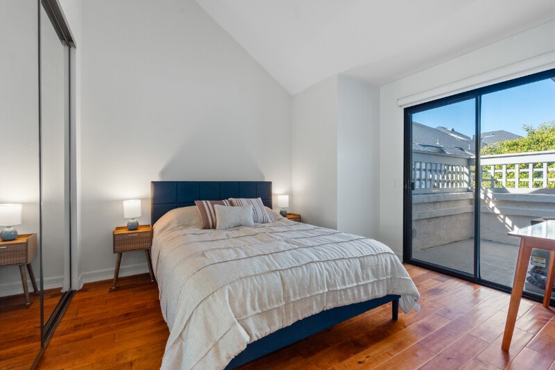 Building Photo - 526 Via De La Valle