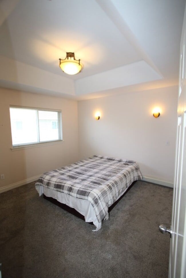 Building Photo - 3 Bedroom Centrally Located Condo!