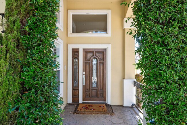 Building Photo - Spacious detached townhome available in So...