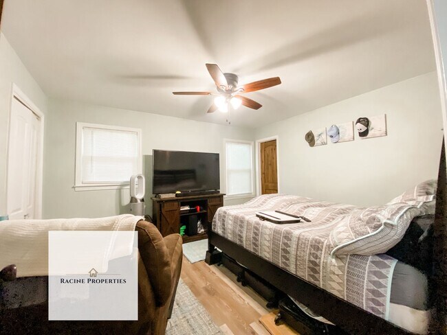 Building Photo - Come See This Updated Home in Clinton!