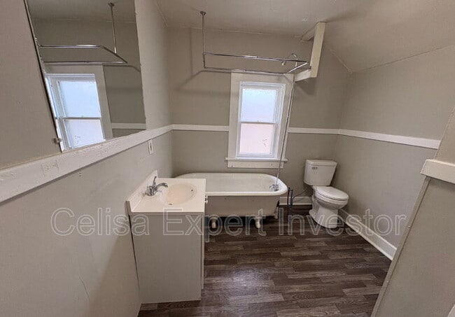 Building Photo - 1902 Riedmiller Ave