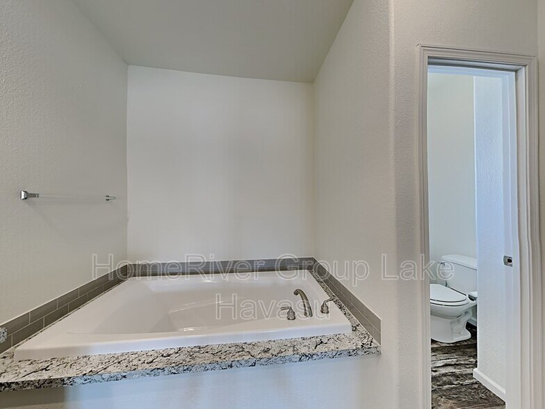 Building Photo - 3012 Diane Dr