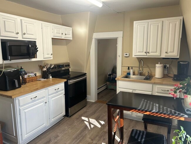 Primary Photo - 35 Grove St