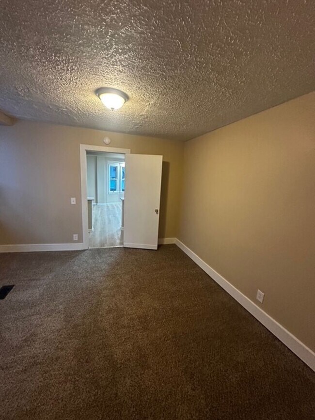 Building Photo - 80 Rand St