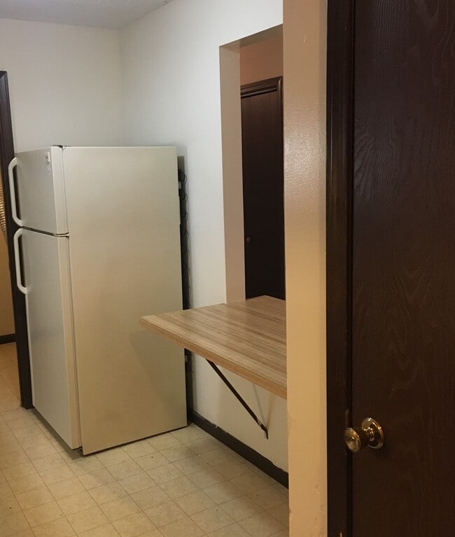 Building Photo - 2 Bedroom Condo Next to East Broadway Shopping