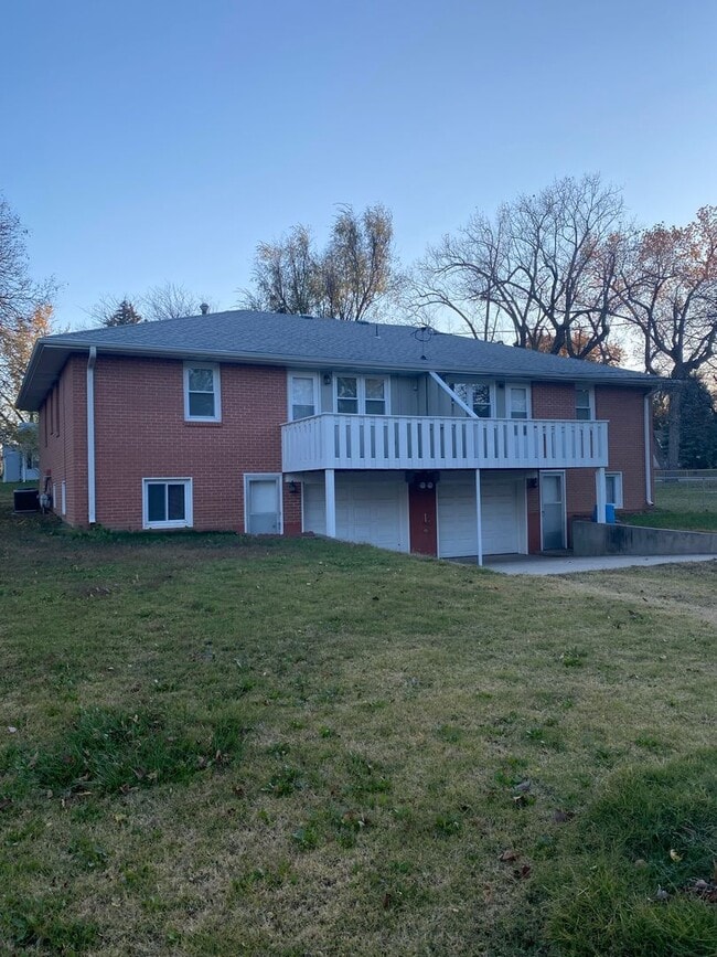 Building Photo - Spacious Duplex in Great Location