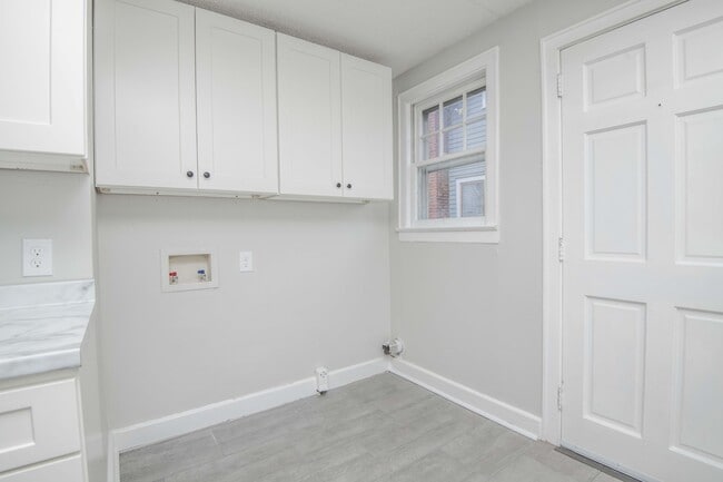 Building Photo - 2440 Woodbine Ave