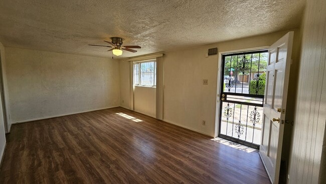 Building Photo - 2 bed with a office