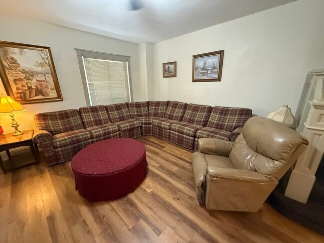 Building Photo - 33 Maple Ave