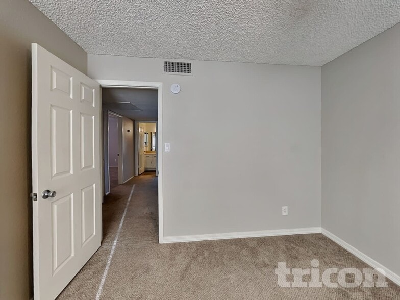 Building Photo - 4633 W Bluefield Ave