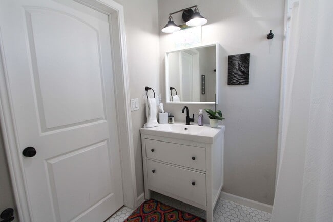 Building Photo - RENOVATED 3-BEDROOM HOME IN BEACON HILL