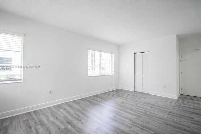 Building Photo - 1011 Bay Dr