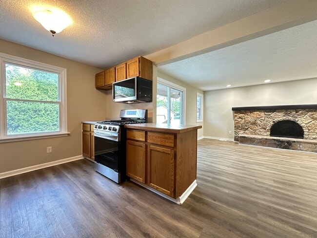 Building Photo - 3 Bedroom 1.5 Bathroom Finished Basement 2...