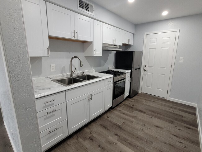 Building Photo - 1325 N 48th St