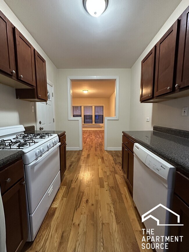 Building Photo - 1319 Oak Ave
