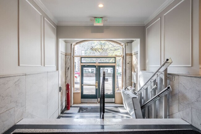 Building Photo - 615 N East St