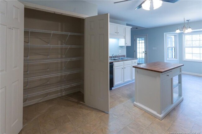 Building Photo - 705 Colonial Hills Dr