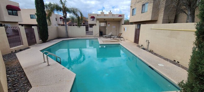 Building Photo - Stone Ave Pastime Rd - 2 Story Townhouse w...